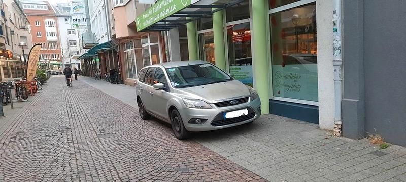 Gold Gebraucht 2009 Ford Focus Titanium Limousine | 2.300 € (Fairer Preis) - Bild 1/4