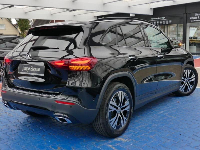 Gebraucht Mercedes GLA180 136 PS (100 kW) 2024 Lack kosmosschwarz (metallic) SUV