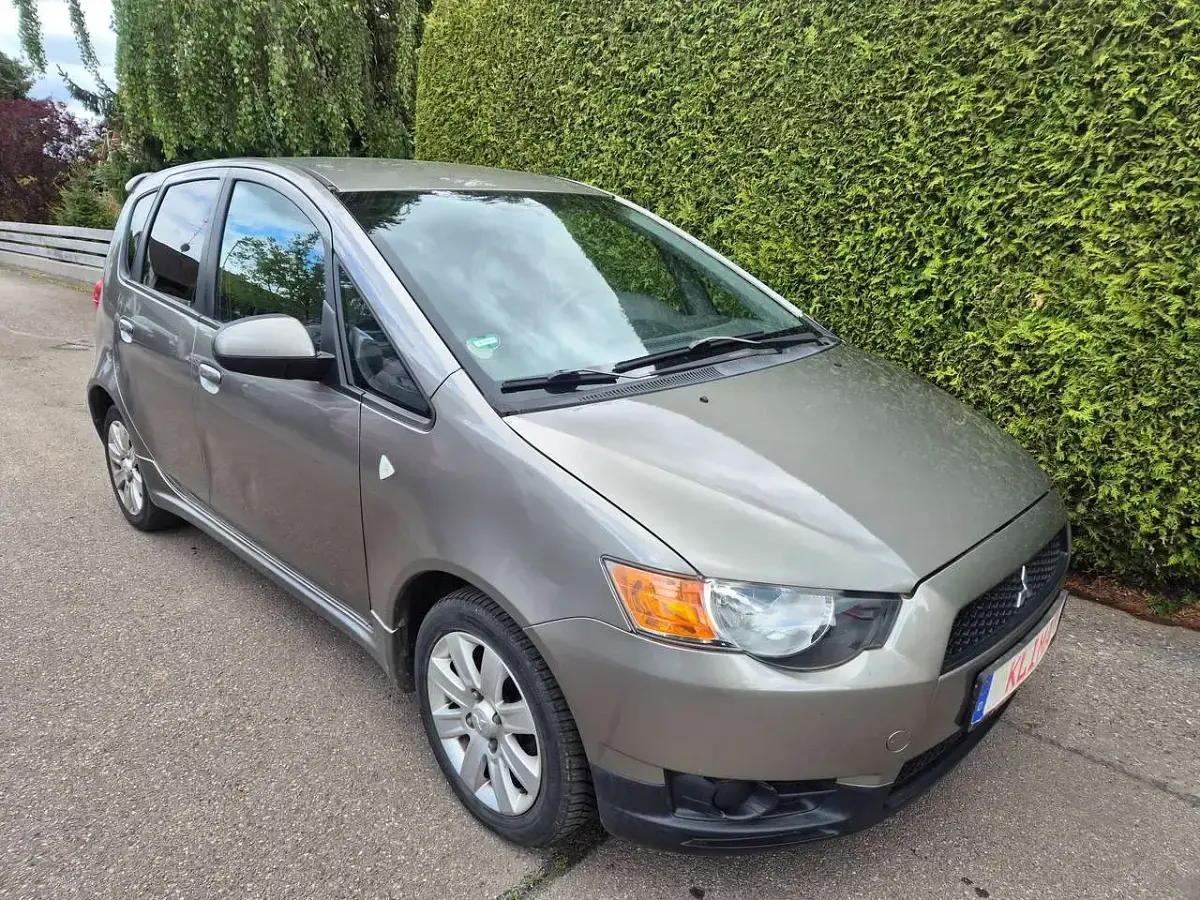 Begagnad Mitsubishi Colt 95 HK (69 kW) 2012 Grå Halvkombi