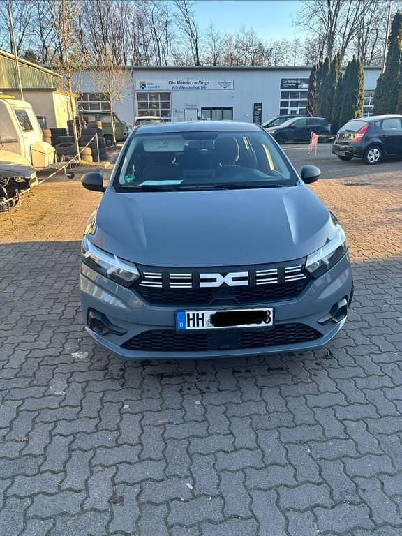 Grau Gebraucht 2024 Dacia Sandero Essentiel Limousine | 11.499 € (Guter Preis) - Bild 1/4