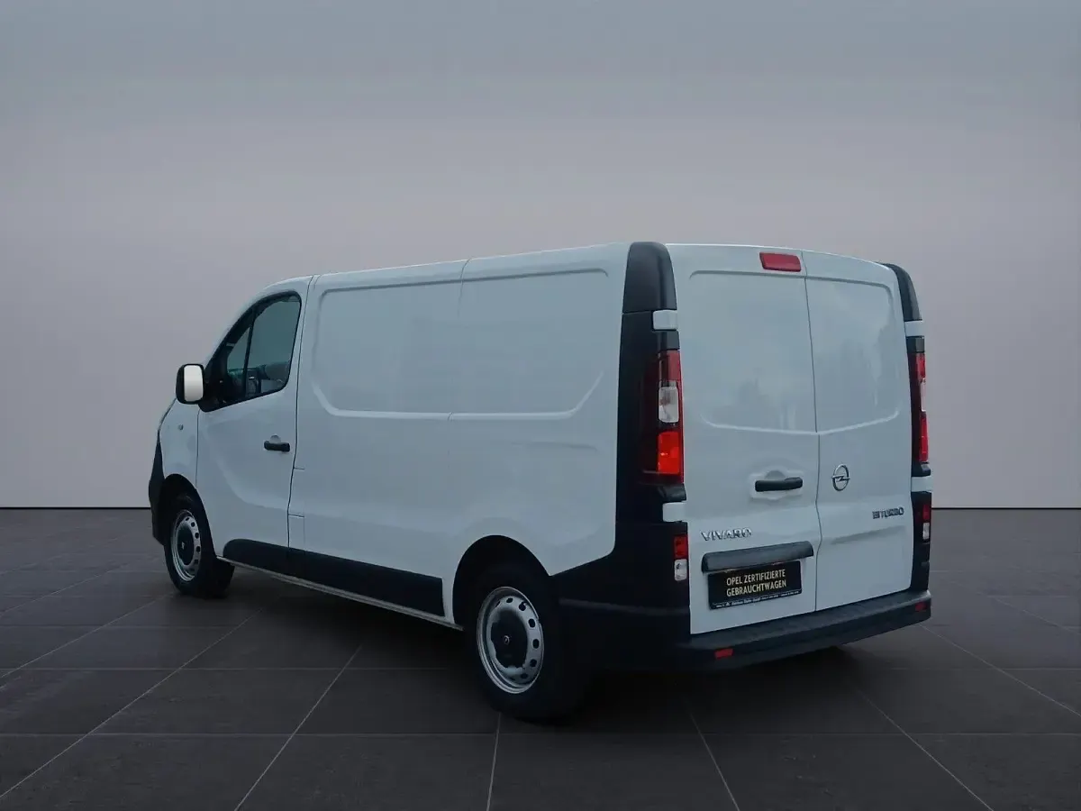 Gebraucht Opel Vivaro 145 PS (106 kW) 2019 Weiß Van / Kleinbus