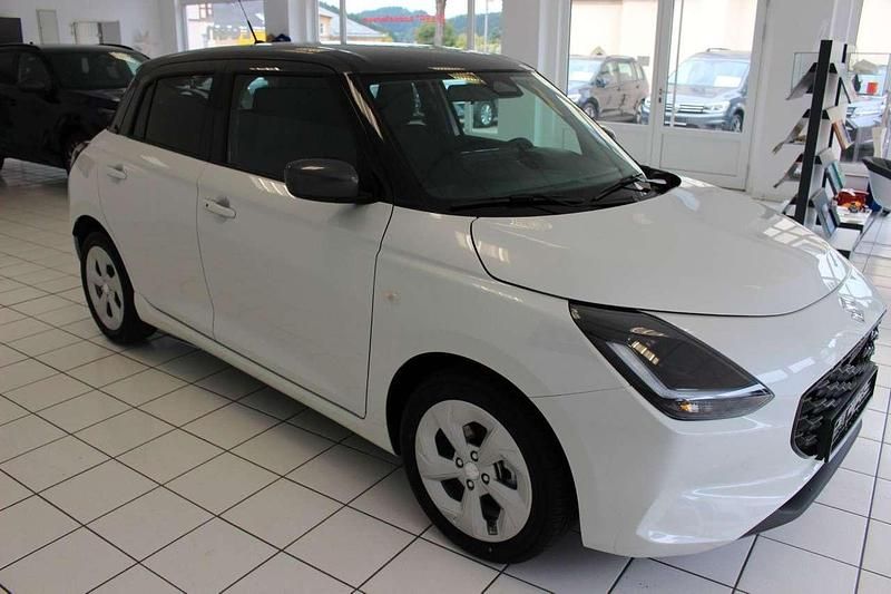 Neu Suzuki Swift Comfort 83 PS (61 kW) 2025 Pure white pearl/mineral grey Kleinwagen