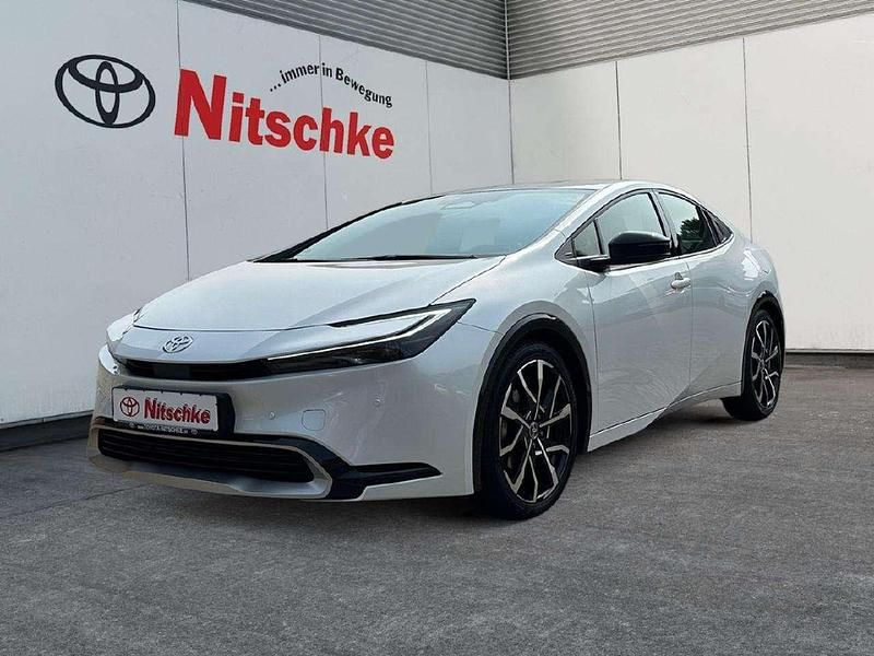 Platinumweiß perleffekt Gebraucht 2023 Toyota Prius Executive Kleinwagen | 36.990 € - Bild 1/4
