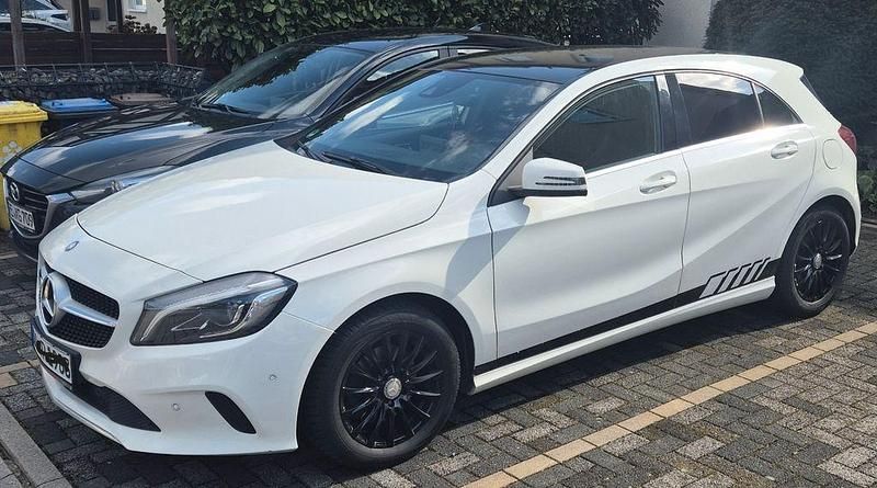 Gebraucht Mercedes A180 Urban 122 PS (89 kW) 2017 Weiß Limousine