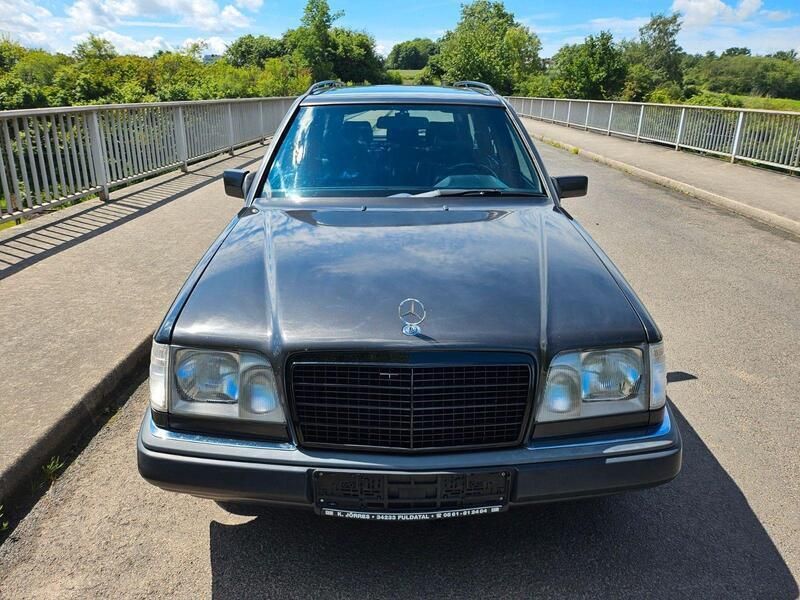 Schwarz Gebraucht 1992 Mercedes E300 Kombi | 3.999 € - Bild 1/4