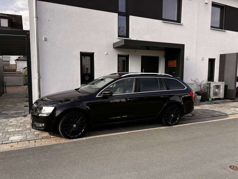 Schwarz Gebraucht 2015 Skoda Octavia Elegance Kombi | 10.275 € (Guter Preis) - Bild 1/4