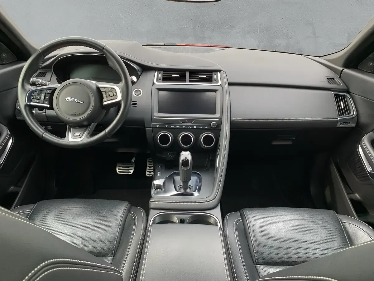 Gebraucht Jaguar E-Pace R-Dynamic 202 PS (148 kW) 2019 Firenze red SUV