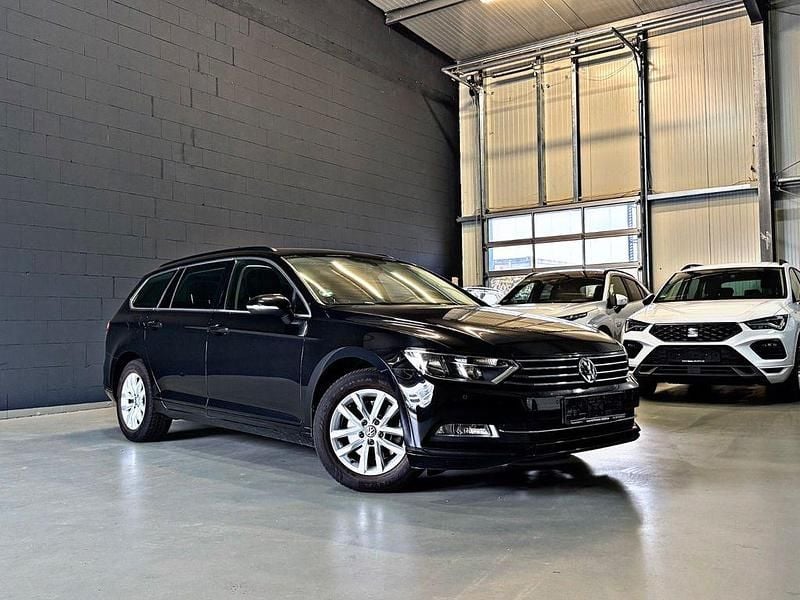 Schwarz Gebraucht 2018 VW Passat Comfortline Kombi | 12.490 € (Guter Preis) - Bild 1/4