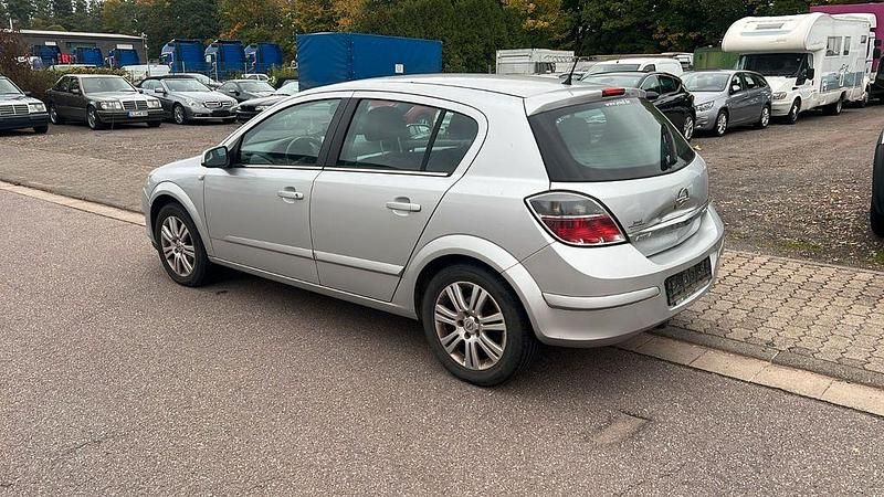 Gebraucht Opel Astra Innovation 110 PS (80 kW) 2009 Silber Limousine