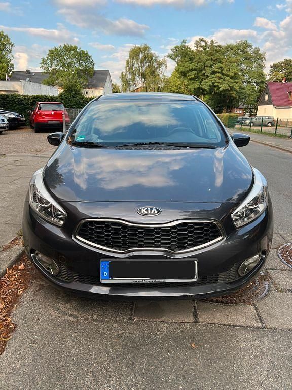 Grau Gebraucht 2014 Kia Ceed FIFA World Cup Edition Limousine | 7.999 € (Fairer Preis) - Bild 1/4