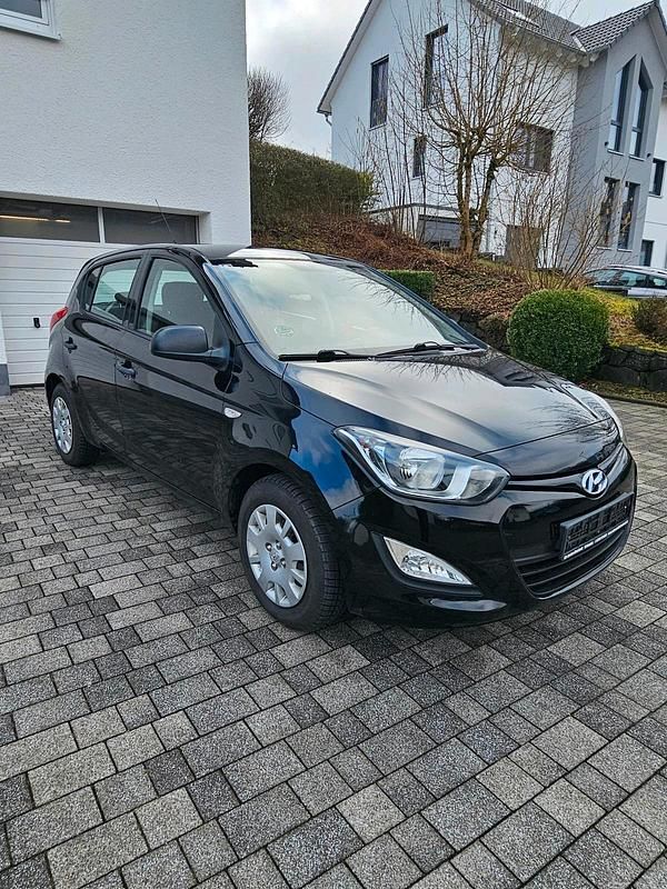 Gebraucht Hyundai i20 75 PS (55 kW) 2013 Schwarz Kleinwagen
