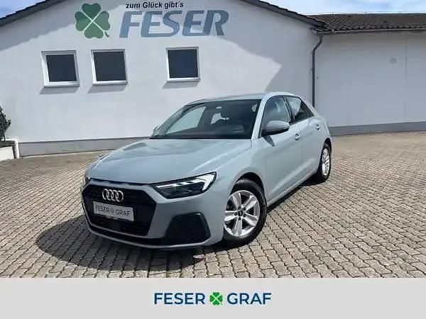 Pfeilgrauperleffekt Gebraucht 2024 Audi A1 Sportback Sport Kleinwagen | 22.890 € (Superpreis) - Bild 1/4