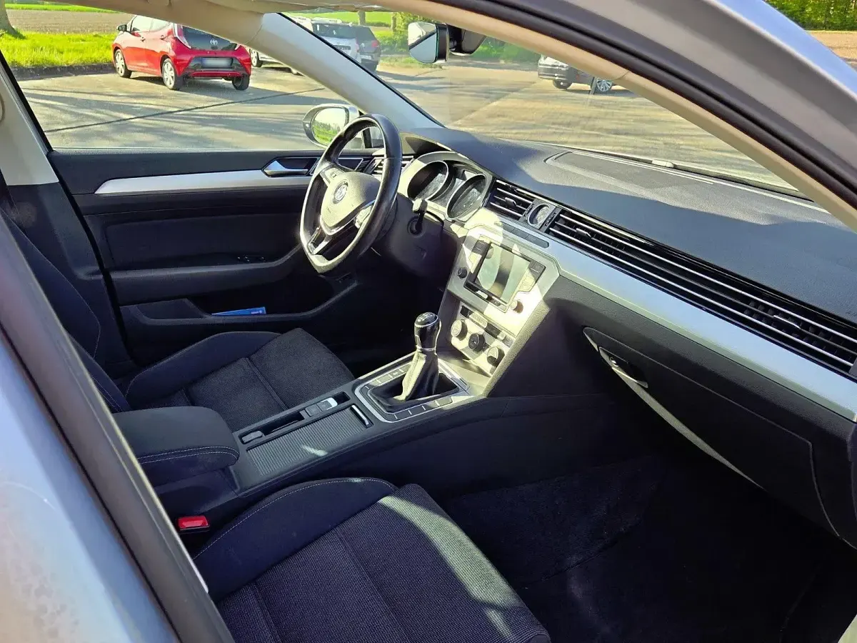 Second-hand VW Passat Comfortline 120 CP (88 kW) 2016 Argintiu Break