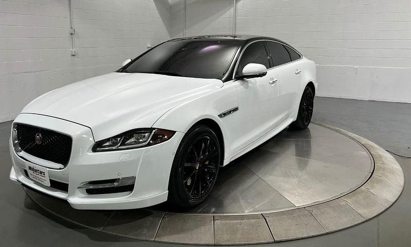 Weiß Gebraucht 2016 Jaguar XJ R-Sport Limousine | 26.990 € (Teuer) - Bild 1/4