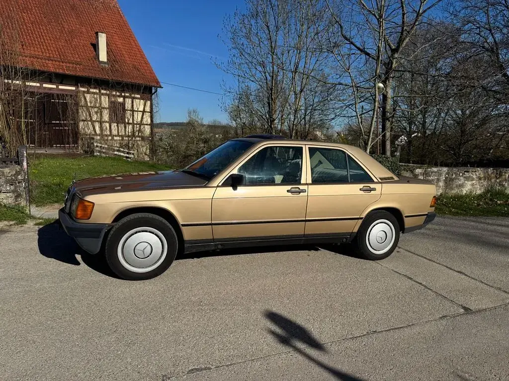 Gebraucht Mercedes 190 72 PS (52 kW) 1985 Gold Limousine