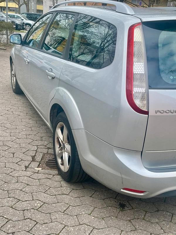 Gebraucht Ford Focus 106 PS (77 kW) 2010 Silber Kombi