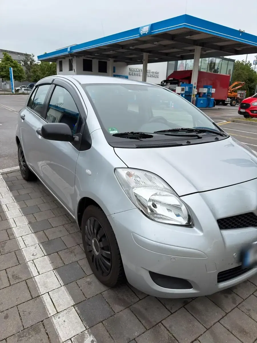 Gebraucht Toyota Yaris 105 PS (77 kW) 2011 Silber Kleinwagen