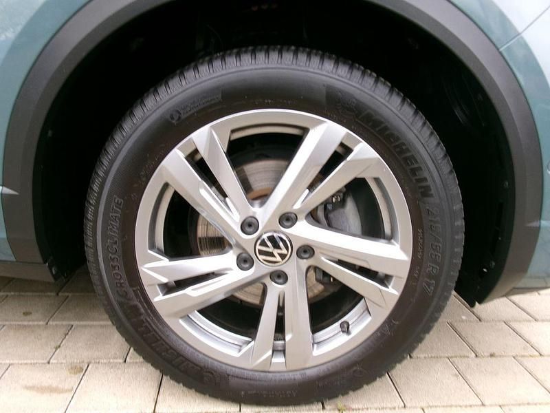 Second-hand VW T-Roc R-line 110 CP (80 kW) 2023 Albastru SUV