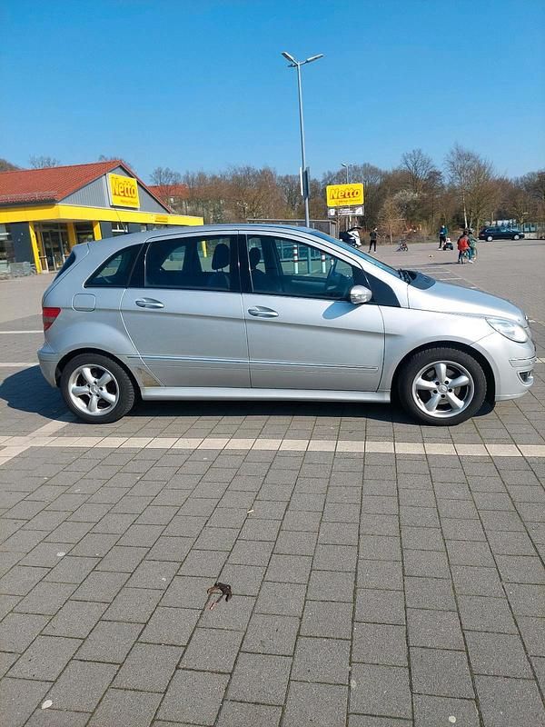 Gebraucht Mercedes B180 110 PS (80 kW) 2006 Silber Van / Kleinbus