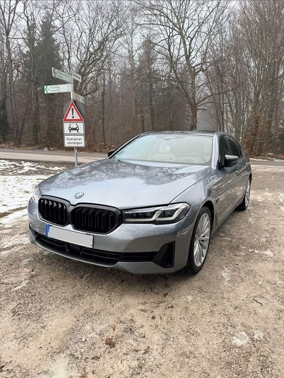 Grau Gebraucht 2022 BMW 545e Limousine | 43.000 € (Superpreis) - Bild 1/4