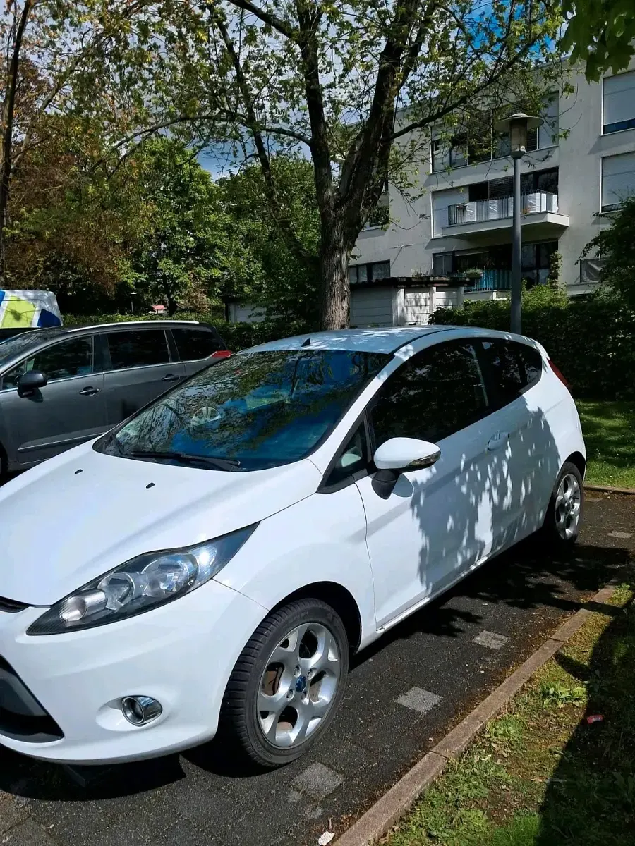 Gebraucht Ford Fiesta 60 PS (44 kW) 2011 Weiß Kleinwagen