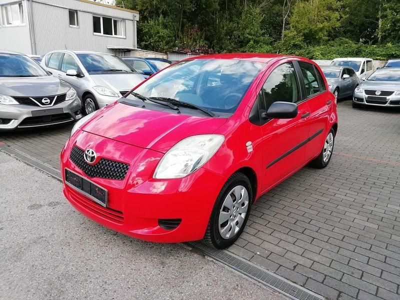 Rot Gebraucht 2007 Toyota Yaris Cool Limousine | 2.990 € (Fairer Preis) - Bild 1/4