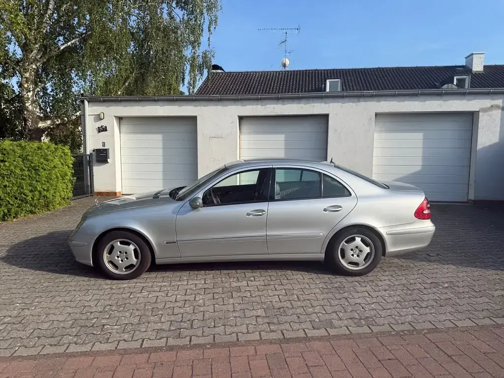 Gebraucht Mercedes E270 177 PS (130 kW) 2002 Silber Limousine