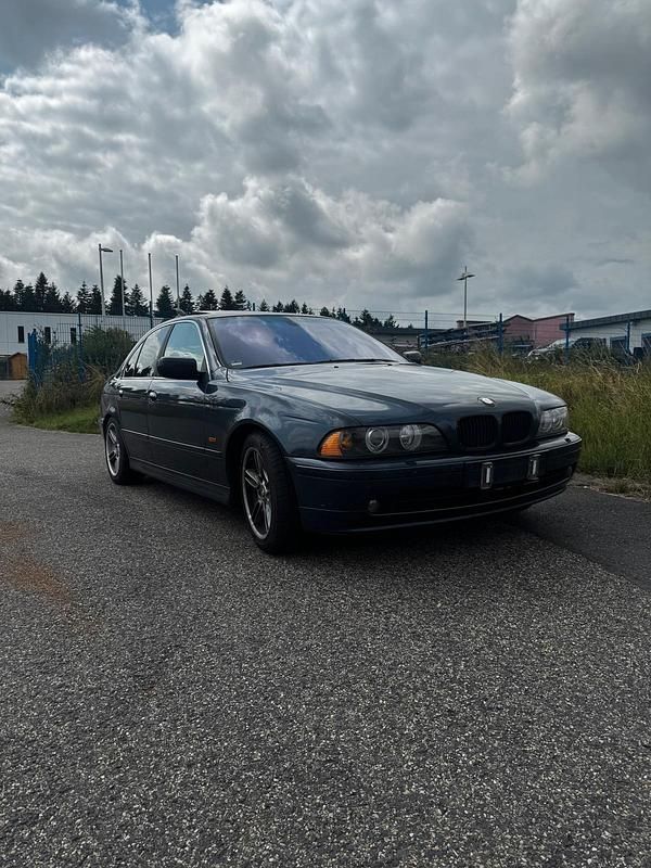 Blau Gebraucht 2001 BMW 530 Limousine | 4.500 € (Guter Preis) - Bild 1/4