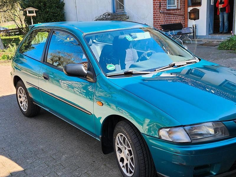 Grün Gebraucht 1998 Mazda 323 Kleinwagen | 800 € - Bild 1/4
