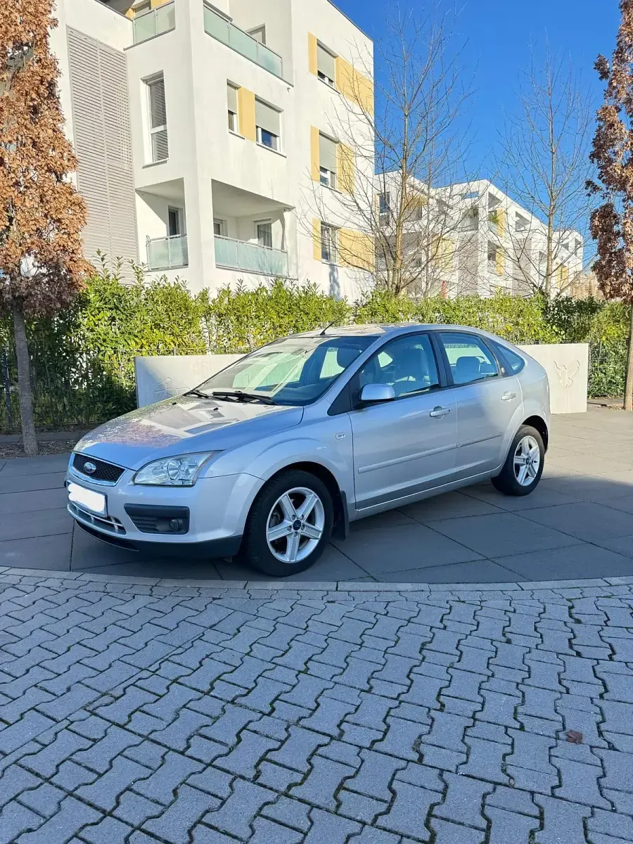 Second-hand Ford Focus Ghia 101 CP (74 kW) 2006 Argintiu Hatchback