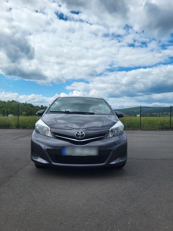 Grau Gebraucht 2014 Toyota Yaris Kleinwagen | 7.000 € (Fairer Preis) - Bild 1/4