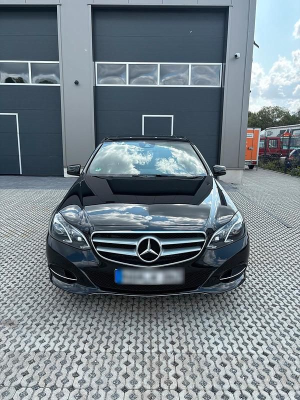 Schwarz Gebraucht 2016 Mercedes E250 Avantgarde Limousine | 19.900 € (Guter Preis) - Bild 1/4