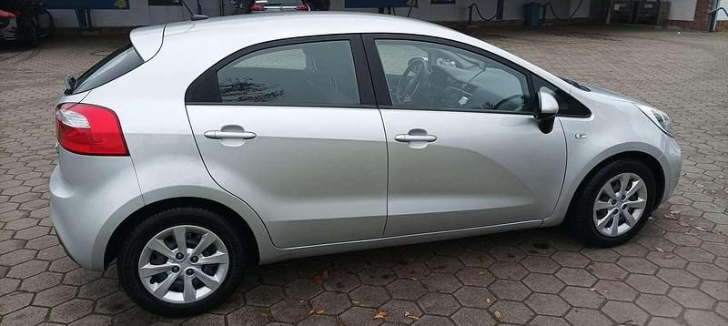 Gebraucht Kia Rio 109 PS (80 kW) 2014 Silber Limousine