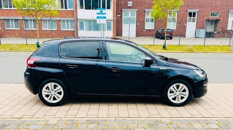 Gebraucht Peugeot 308 120 PS (88 kW) 2015 Blau Limousine