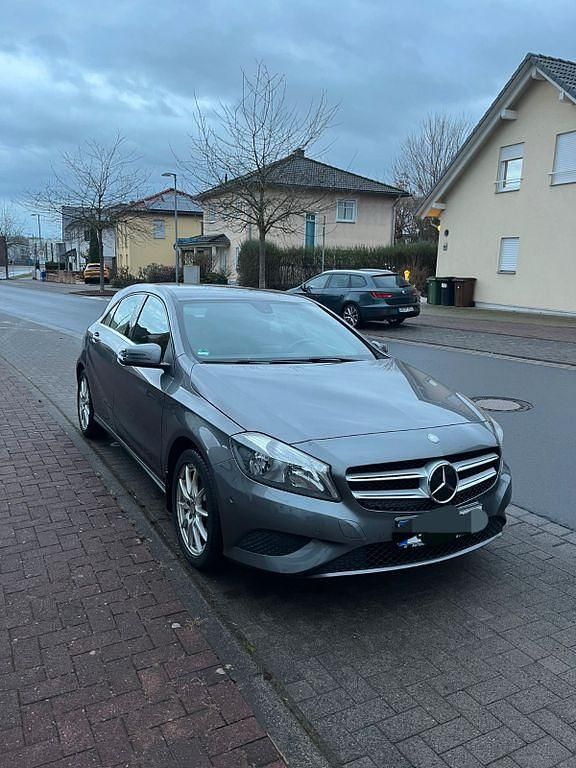 Gebraucht Mercedes A180 109 PS (80 kW) 2014 Grau Limousine