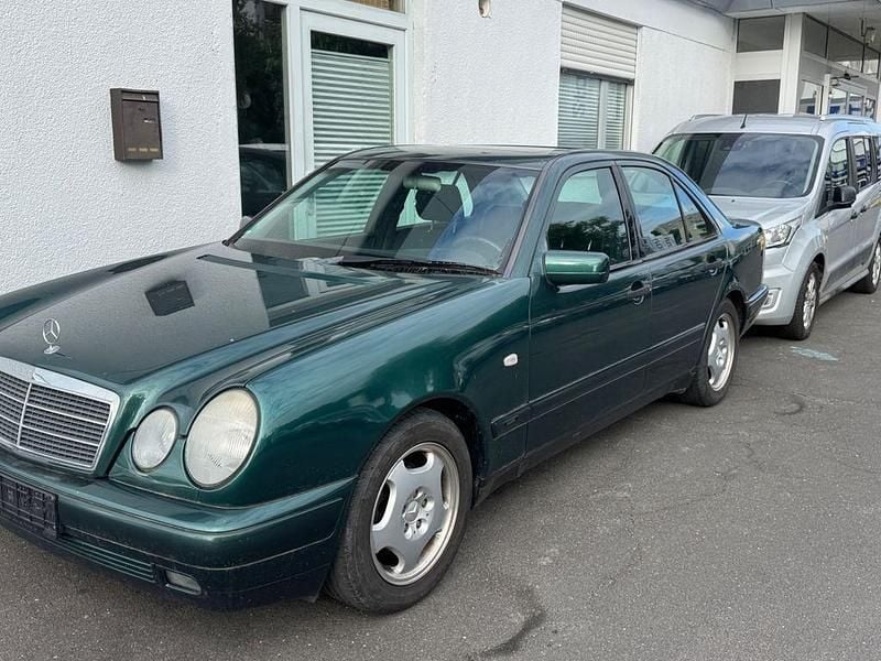 Grün Gebraucht 1998 Mercedes E200 Classic Limousine | 1.499 € (Superpreis) - Bild 1/4
