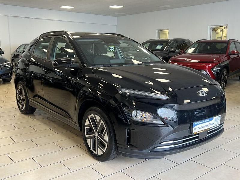 Schwarz phantom black / mic Gebraucht 2021 Hyundai Kona Select SUV | 15.240 € (Superpreis) - Bild 1/4