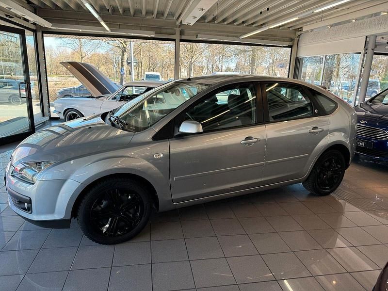 Gebraucht Ford Focus Ghia 116 PS (85 kW) 2005 Silber Limousine