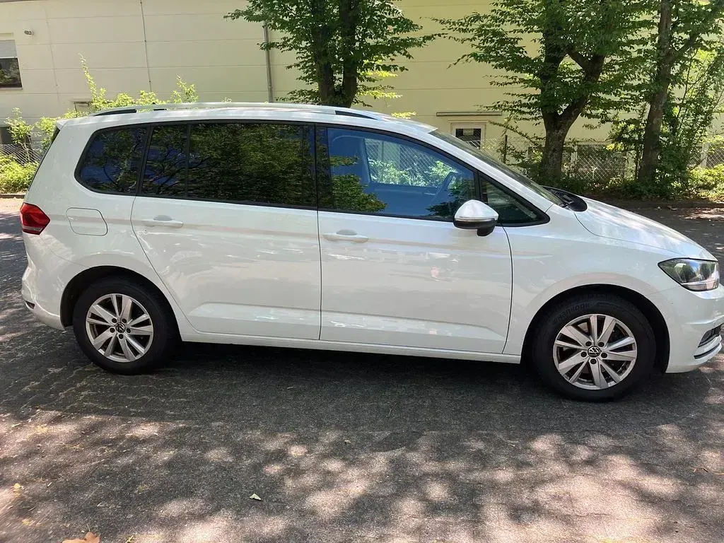 Gebraucht VW Touran 150 PS (110 kW) 2022 Weiß Van / Kleinbus