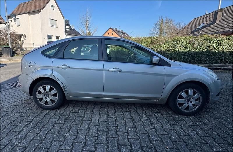 Gebraucht Ford Focus 101 PS (74 kW) 2018 Silber Limousine