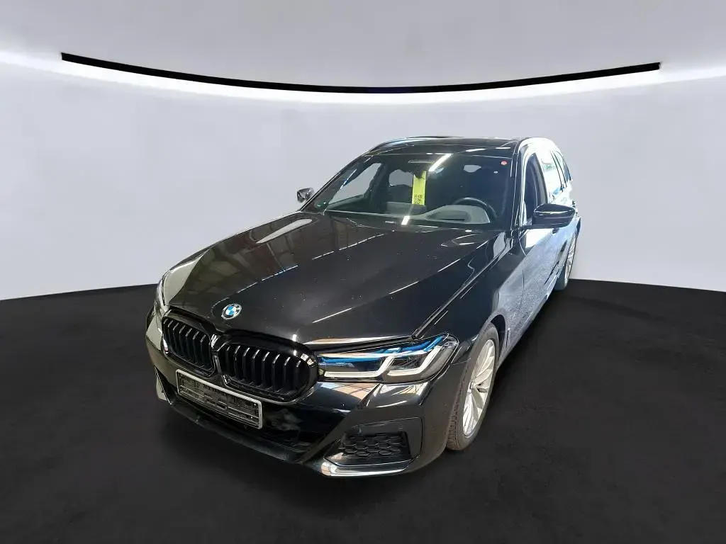 Gebraucht BMW 530 M Sport 286 PS (210 kW) 2023 Black sapphire metallic Kombi