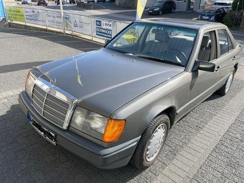 Grau Gebraucht 1989 Mercedes E230 Limousine | 9.900 € - Bild 1/4