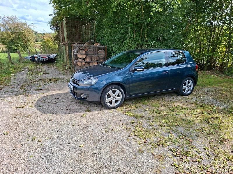 Blau Gebraucht 2010 VW Golf VI Limousine | 5.150 € - Bild 1/4