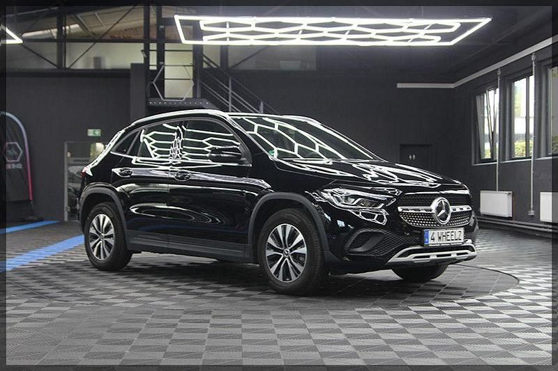 Schwarz Gebraucht 2020 Mercedes GLA200 SUV | 30.999 € (Guter Preis) - Bild 1/4