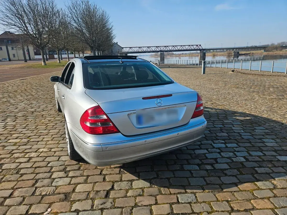 Używany Mercedes E500 Elegance 306 KM (225 kW) 2004 Srebrny Sedan/Limuzyna