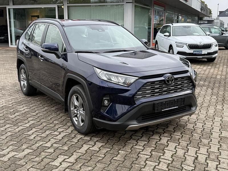 Blau metallic (metallic) Gebraucht 2023 Toyota RAV4 SUV | 29.990 € (Guter Preis) - Bild 1/4