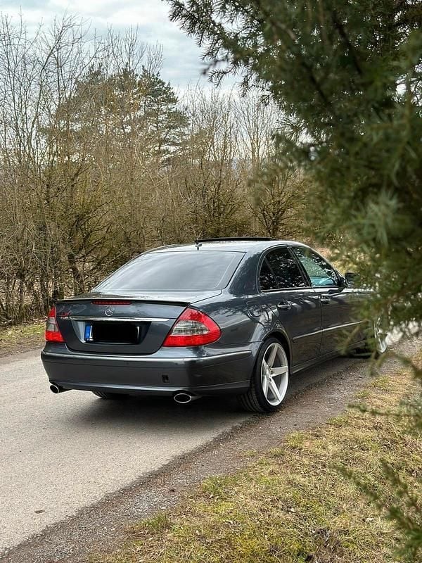 Grau Gebraucht 2008 Mercedes E300 Limousine | 11.500 € - Bild 1/4