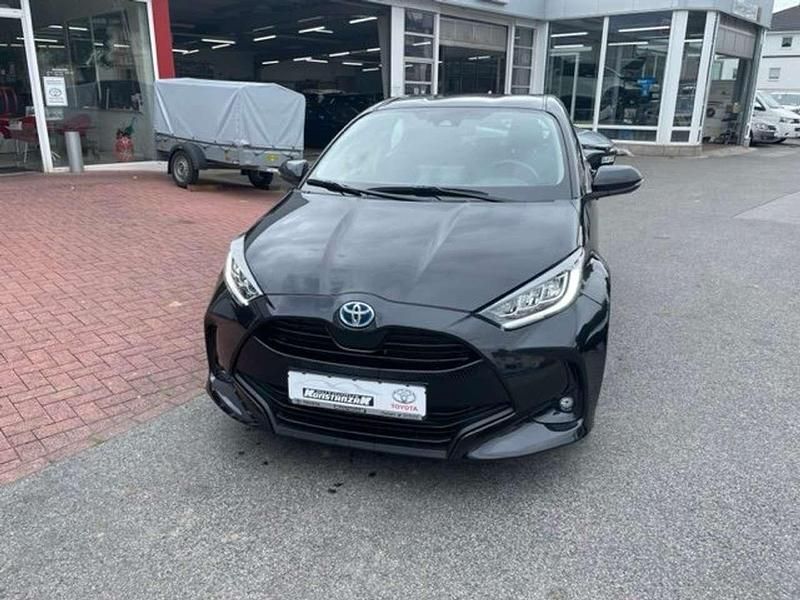 Black mica metallic Gebraucht 2023 Toyota Yaris Hybrid Team Kleinwagen | 20.500 € (Fairer Preis) - Bild 1/4
