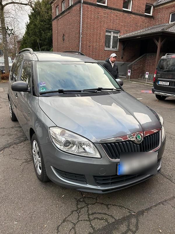 Grau Gebraucht 2010 Skoda Roomster Kombi | 2.888 € - Bild 1/4