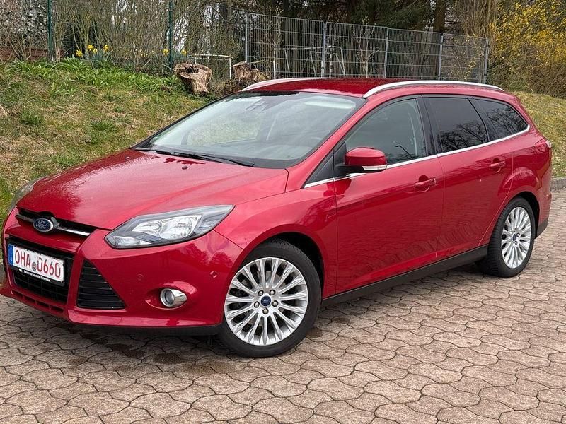 Gebraucht Ford Focus Titanium 150 PS (110 kW) 2011 Rot Limousine